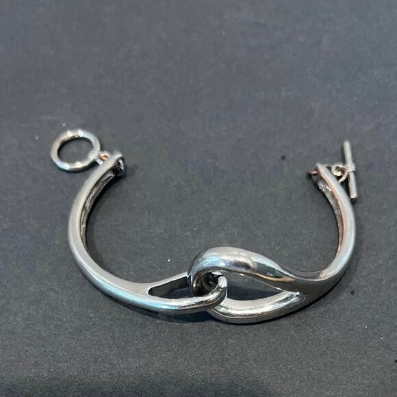 Silver Tone Alloy Hinged Loop Link Toggle Twisted Bangle Bracelet - Picture 4 of 4